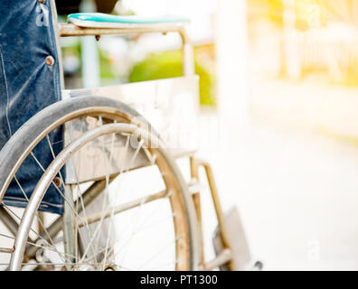 Vecchio e rotture di sedia a rotelle all'ospedale, disabilità wheelchaire Foto Stock