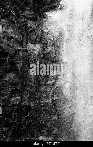 Immagine in bianco e nero la metà cascata e metà bagnato cliffside close up Foto Stock