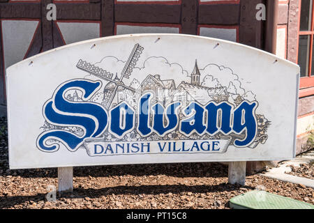 SOLVANG, CA: segno accoglie i visitatori a La California Villaggio Danese di Solvang, una città in California centrale nella Santa Ynez Valley Foto Stock