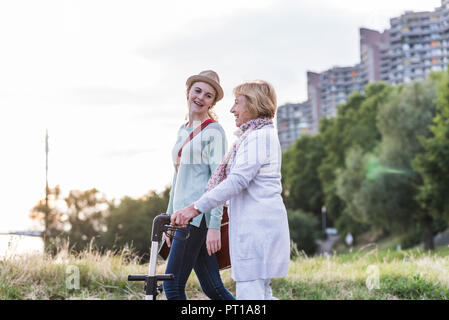 Nonna e nipote di trascorrere del tempo insieme Foto Stock