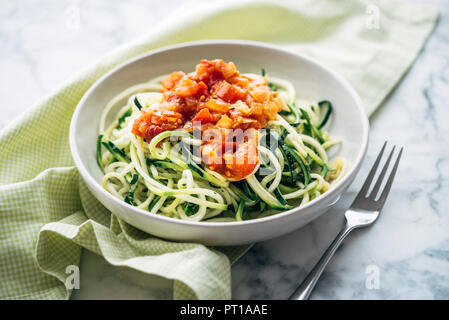 Zoodles fresco con salsa di pomodoro Foto Stock