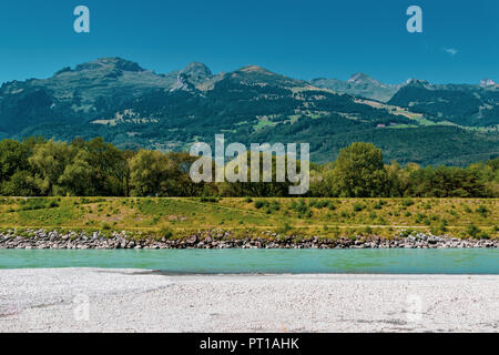 Una vista sul fiume Reno al confine da Vaduz, Liechtenstein in Svizzera Foto Stock