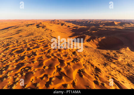 Africa, Namibia, Namib Desert, Namib-Naukluft National Park, vista aerea delle dune del deserto Foto Stock