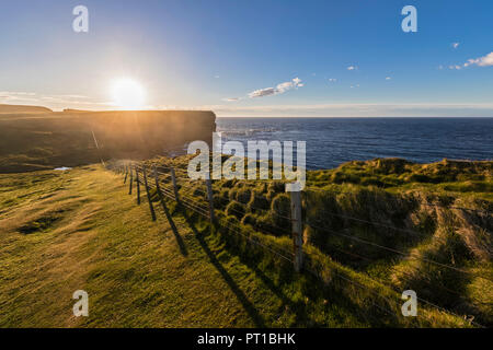 Regno Unito, Scozia, Caithness, Costa della testa Duncansby al tramonto Foto Stock