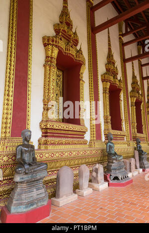 Statue di Buddha e abbellita da parete in corrispondenza di Haw Wat Phra Kaew (Haw Pha Kaew, Hor Pha Keo, Ho Prakeo), un ex tempio di Vientiane, Laos, costruito una prima volta nel 1565. Foto Stock