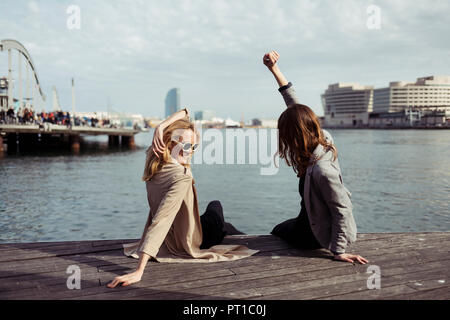 Spagna, Barcellona, due giovani donne divertendosi Foto Stock