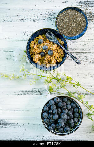 Bocce di granola, mirtilli e nero semi di Chia Foto Stock