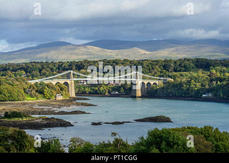 Menai Suspension Bridge progettato da Thomas Telford visto da Anglesey attraverso il Menai Strait North Wales UK Ottobre 2106 Foto Stock