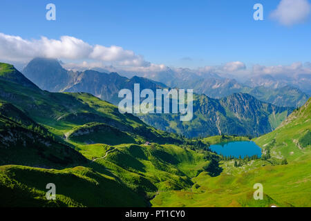 In Germania, in Baviera, Allgaeu Alpi, Oberstdorf, vista da Zeigersattel a Seealpsee con Hoefats Foto Stock