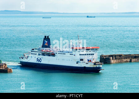 DOVER, Regno Unito - 25SEP2018: P&O traghetto orgoglio di Borgogna arrivando a Dover Eastern Docks da Calais. Foto Stock