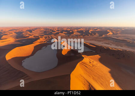 Africa, Namibia, Namib Desert, Namib-Naukluft National Park, vista aerea di Deadvlei, 'Big Daddy' e Sossusvlei Foto Stock