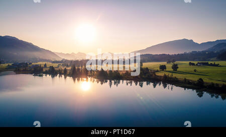 Austria, Tirolo, Kaiserwinkl, vista aerea del lago Walchsee presso sunrise Foto Stock