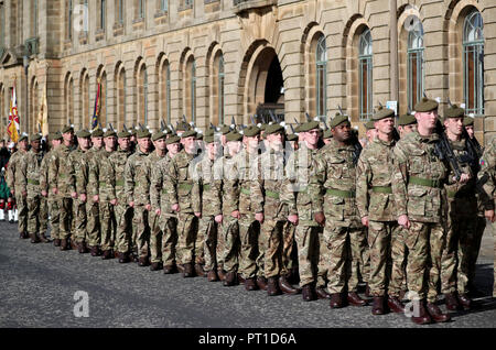 Truppe dal 2° battaglione del reggimento reale di Scozia, (2 SCOTS) durante una parata di homecoming attraverso Ayr Town Center. Foto Stock