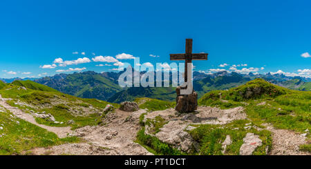 Bergkreuz, Koblat am Laufbichelsee, dahinter der Hochvogel (2592m), Allgaeuer Alpen, Allgaeu, Bayern, Deutschland, Europa Foto Stock