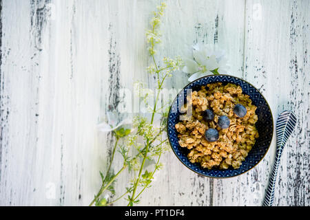 Ciotola di muesli con mirtilli Foto Stock