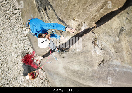 Austria, Innsbruck, Martinswand, uomo di arrampicata in parete di roccia Foto Stock