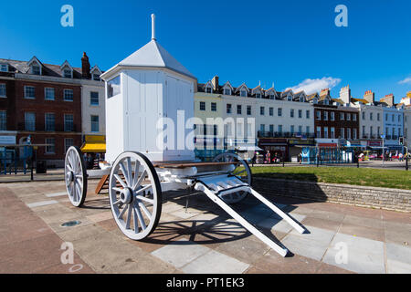 WEYMOUTH DORSET, Regno Unito - 28SEP2018: una replica del re George III della macchina di balneazione sulla spianata di Weymouth. Foto Stock