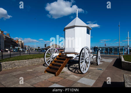 WEYMOUTH DORSET, Regno Unito - 28SEP2018: una replica del re George III della macchina di balneazione sulla spianata di Weymouth. Foto Stock