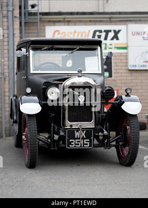 Cantante Classic car a Welshpool 1940s weekend, Wales, Regno Unito Foto Stock