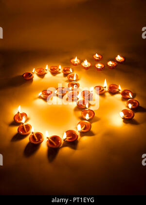 Ancora la vita del Diwali lampade IN FORMA DI AUM/OM Foto Stock