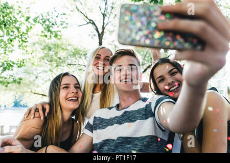 Gruppo di amici felici di prendere una selfie all'aperto Foto Stock