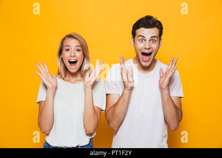 Foto di carino entusiasti giovani amare giovane in piedi isolato sulla parete gialla sfondo. Foto Stock