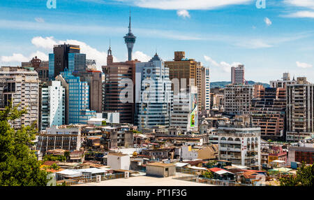 Il paesaggio di Macao presso il centro storico della città. Alti edifici moderni di scontrarsi con il vecchio di bassa altezza di immobili nelle zone densamente popolate... Foto Stock