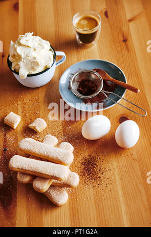 Gli ingredienti per la preparazione tiramisù Foto Stock