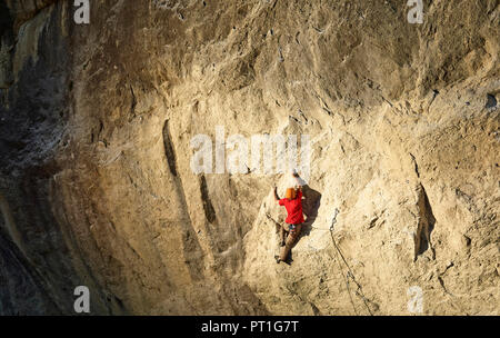 Austria, Innsbruck, Martinswand, uomo di arrampicata in parete di roccia Foto Stock