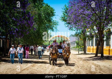 Una strada di El Rocio durante la Romeria del Rocio, Spagna Foto Stock