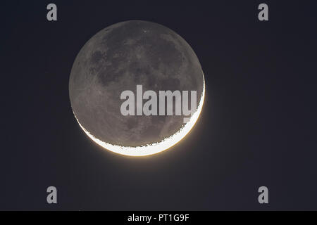 Germania, Hesse, Hochtaunuskreis, grigio chiaro di luna e luminose noviluni crescent Foto Stock