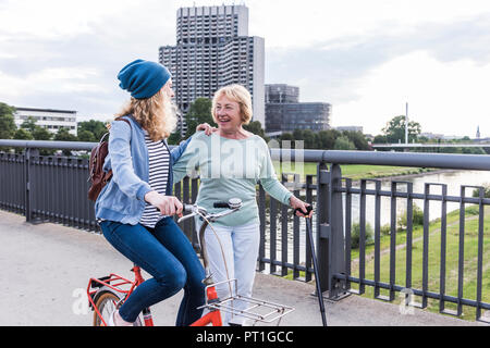 Nonna e nipote di trascorrere del tempo insieme Foto Stock