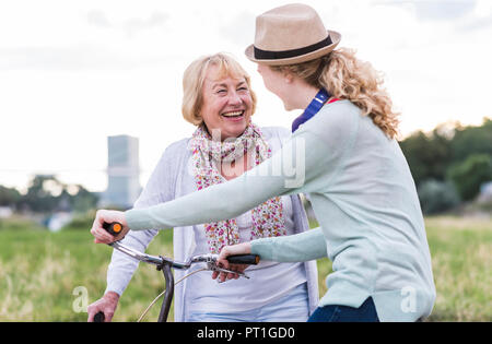 Nonna e nipote divertirsi insieme Foto Stock