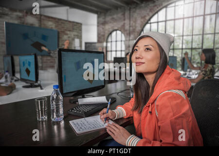 Istruzione degli adulti, studente pensare al computer del centro di formazione Foto Stock