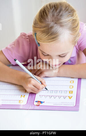 Bambina alfabeto di scrittura Foto Stock