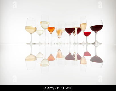 Diversi bicchieri di vino, prosecco e champagne Foto Stock