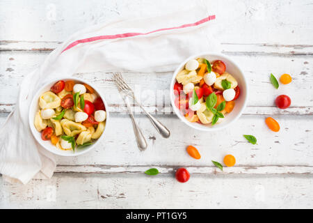 Tortellini con insalata di pomodoro, mozzarella e basilico Foto Stock