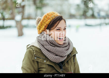 Ritratto di donna ridere nella neve Foto Stock