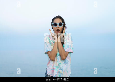 Ritratto di donna attonito di fronte al mare Foto Stock