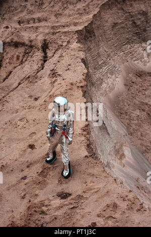 Spaceman esplorando il pianeta anonimi Foto Stock
