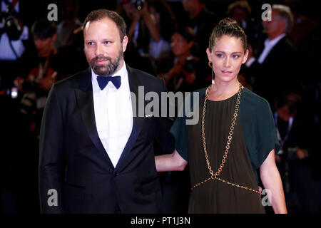 Venezia, Italia - 30 agosto: Yorgos Lanthimos e Ariane Labed a piedi il tappeto rosso del film 'L' preferiti durante il 75° Festival del Cinema di Venezia su Foto Stock