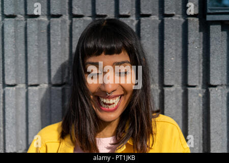 Ritratto di ridere giovane donna Foto Stock