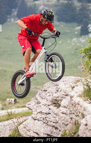 Biker acrobatico su trial bike Foto Stock