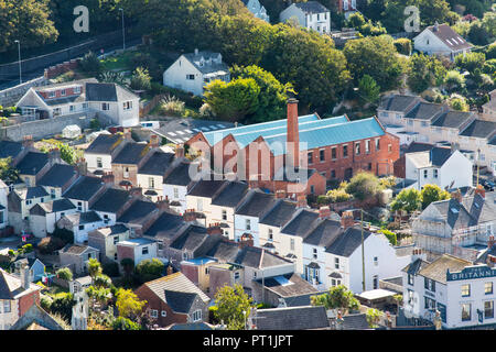 FORTUNESWELL, PORTLAND, DORSET, Regno Unito - 28SEP2018: vista sulla città da Portland altezze che mostra la ex vittoriano lavanderia a vapore in Brymers Avenue. Foto Stock