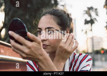 Ritratto di donna applicazione di mascara Foto Stock