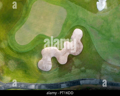 Indonesia, Bali, vista aerea del campo da golf con bunker e verde Foto Stock