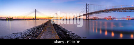 Regno Unito, Scozia, Fife, Edimburgo, Firth of Forth Estuary, panorama da South Queensferry del Forth Bridge, Forth Road Bridge e Queensferry attraversando Ponte al tramonto Foto Stock