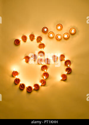 Ancora la vita del Diwali lampade IN FORMA DI AUM/OM Foto Stock