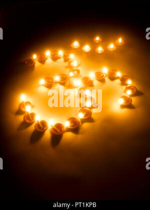 Ancora la vita del Diwali lampade IN FORMA DI AUM/OM Foto Stock