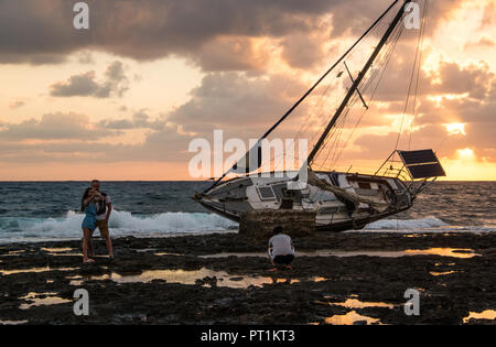 Una spiaggiata yacht sulla spiaggia di Paphos, Cipro Foto Stock
